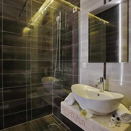 Готель Theater Garni 4*