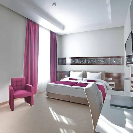 Готель Theater Garni 4*