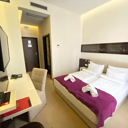 Готель Theater Garni 4*